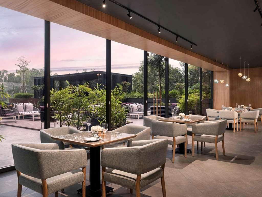 Novotel Chandigarh Tribune Chowk Étterem fotó
